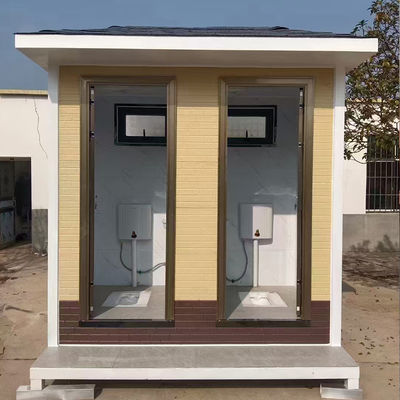 Salón de baños móviles de exterior estándar de color blanco con materiales y diseño estándar