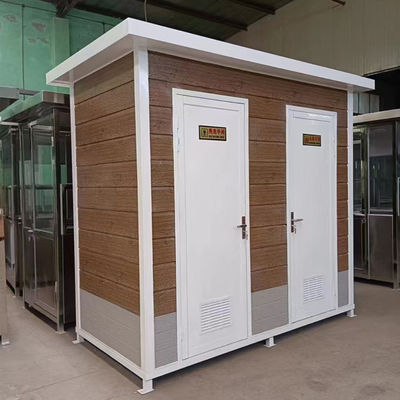 Baño móvil de 50 galones de capacidad con tipo de descarga manual y material plástico